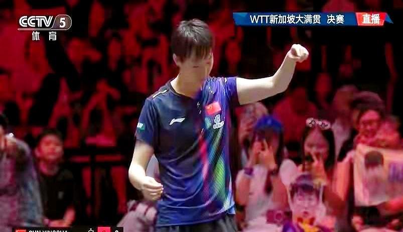 谁敢信，一个打火机硬生生掐断了新加坡大满贯女单决赛的生死局。王曼昱死死拽着大腿上