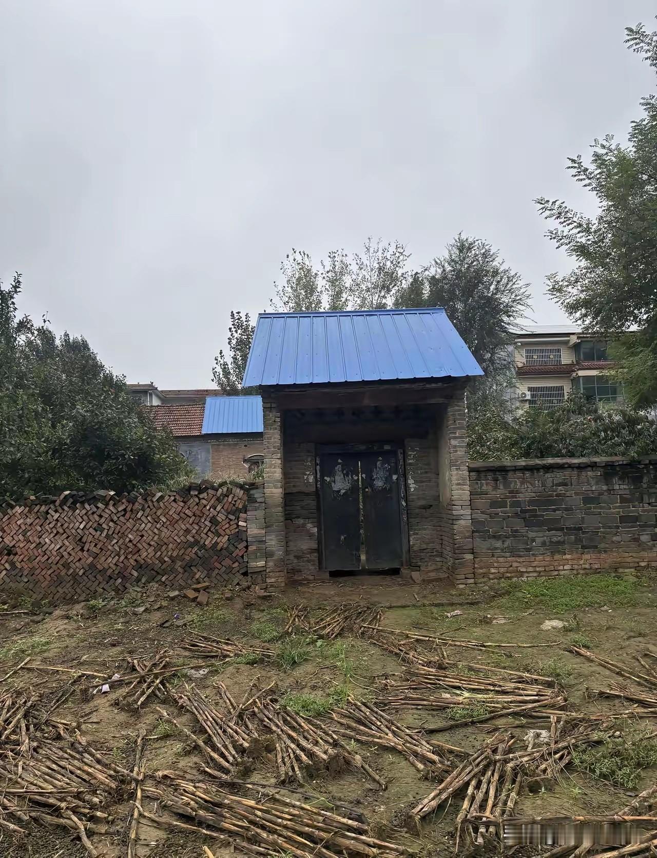 俺庄有个男的，特老实，刚结婚的时侯，不好意思和媳妇一起睡，就自己一个被筒，过几天
