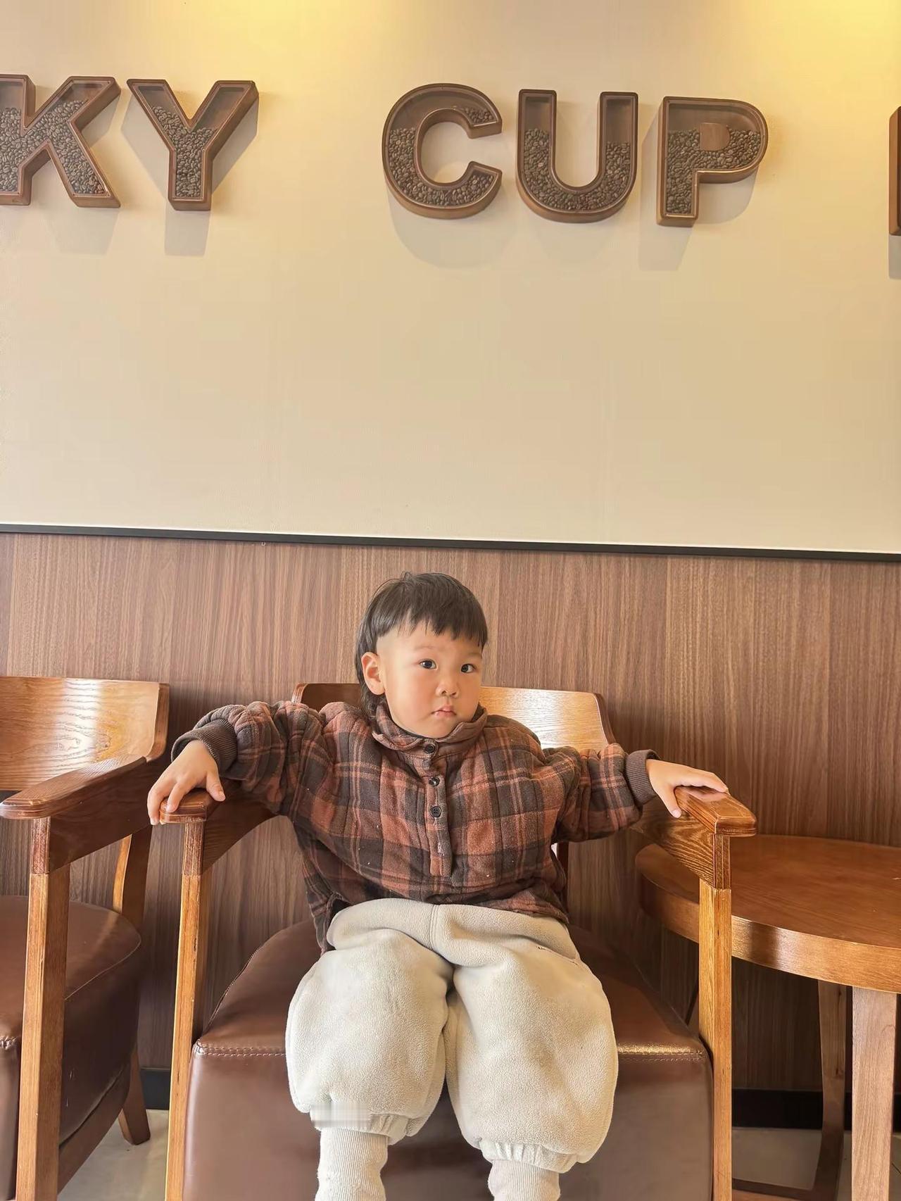 就连生气都不在一个点上，你想让他吃完饭早点回家，而他觉得你在控制他，他的同伴回家