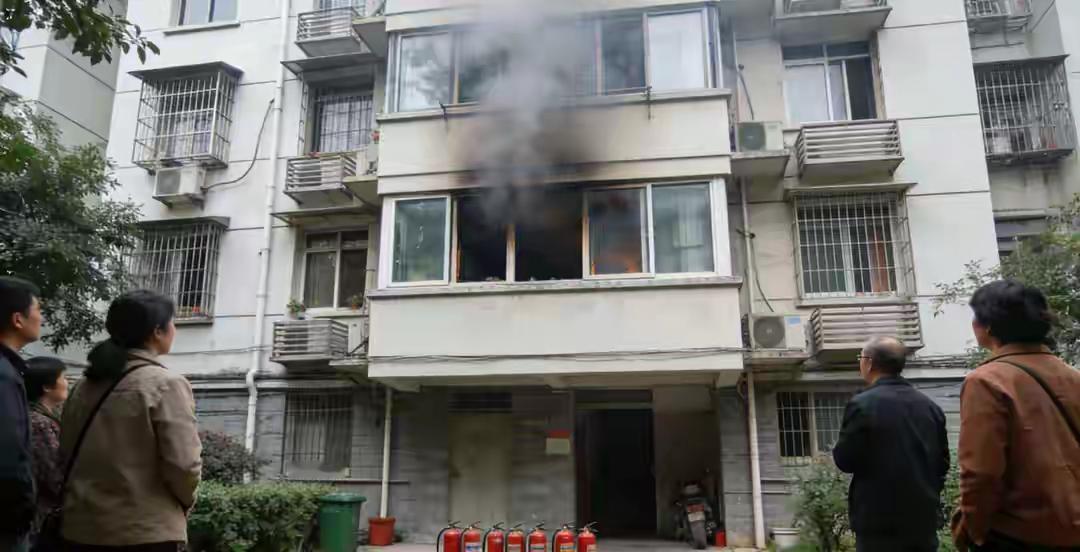 在湖南长沙，一个平凡的家庭瞬间被悲剧撕裂。小丽，一个普通的女士，本应享受家庭的温