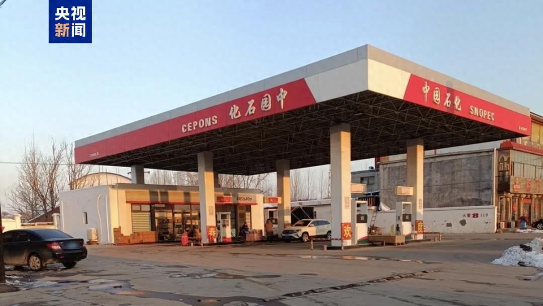 红底白字，蓝顶棚，加油员穿着蓝色工装。我盯着看了三遍，才看出是“园”不是“国”