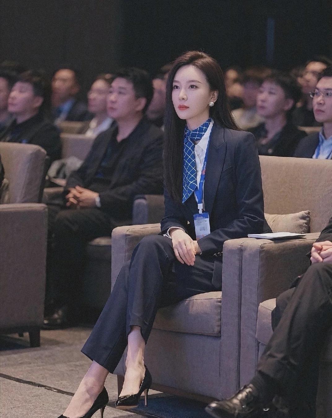 想娶她这样回家，需要准备多少彩礼？看起来比村里面的二丫要贵很多的样子啊！