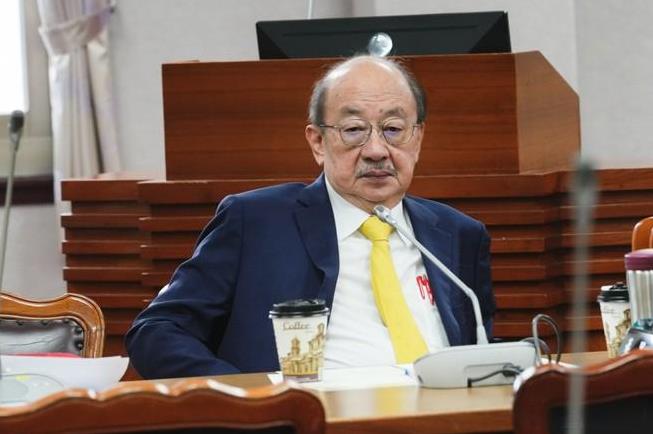 柯建铭刚躲过了被赶下台这一劫，又开始神气活现，精神抖擞，他30日在一个活动上又莫