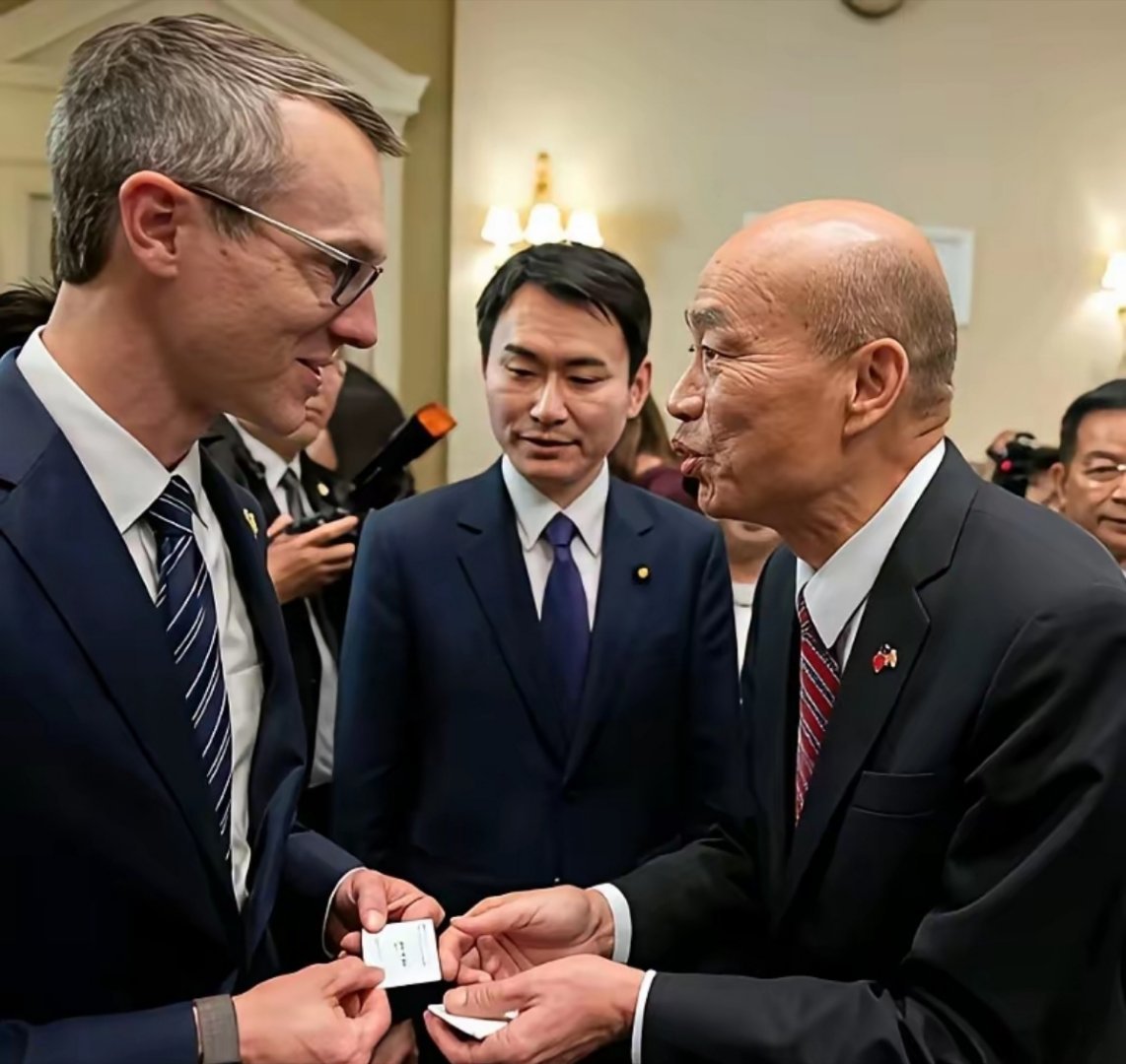韩国瑜到了美国，不论见到谁，都是躬着腰、伸着头，双手递上自己的小卡片。