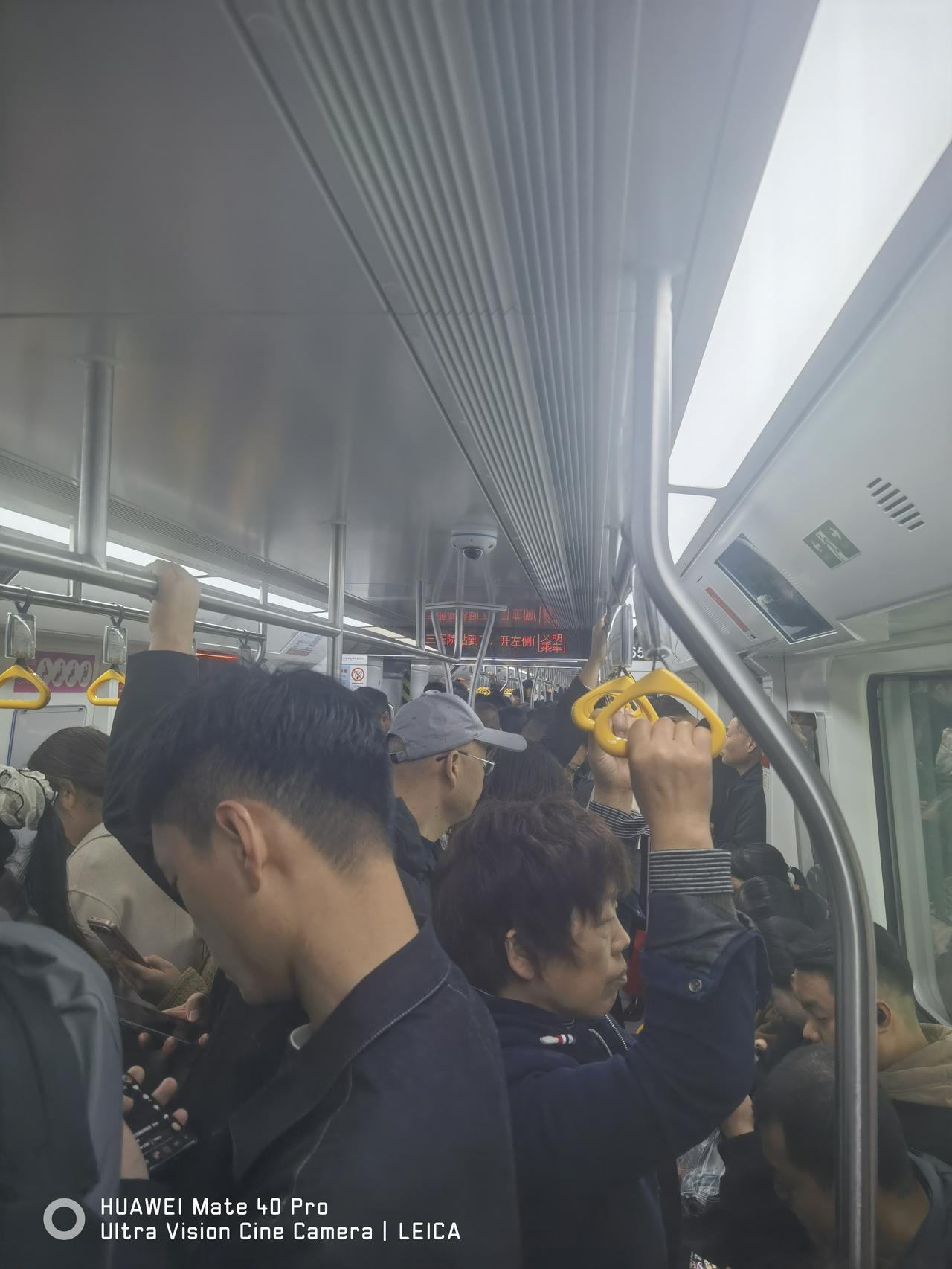 西安地铁8号环线火了！今天早上8：30乘坐8号环线，候车的人挺多，上车感觉很拥挤