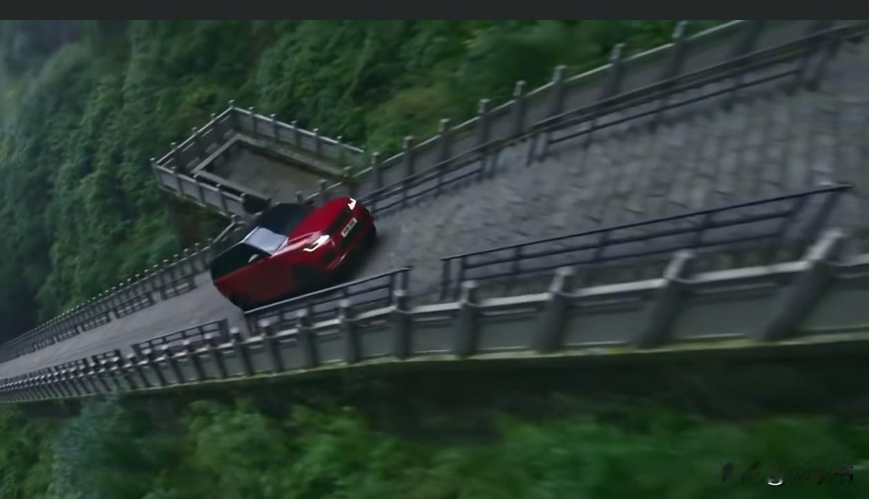 奇瑞汽车在天门山爬天梯结果撞坏栏杆，现在最高兴的应该是路虎揽胜了吧？如果说奇