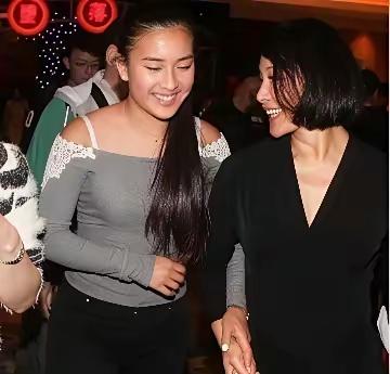 陈冲带着女儿回国的事儿还挺受关注。她30岁时就很有名，凭《小花》拿了百花奖，当时