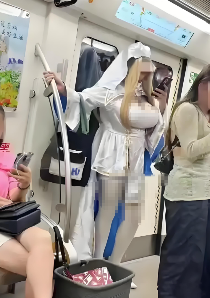 地铁上看到一个巨人，真有那么高大的女人吗？你们见过吗？