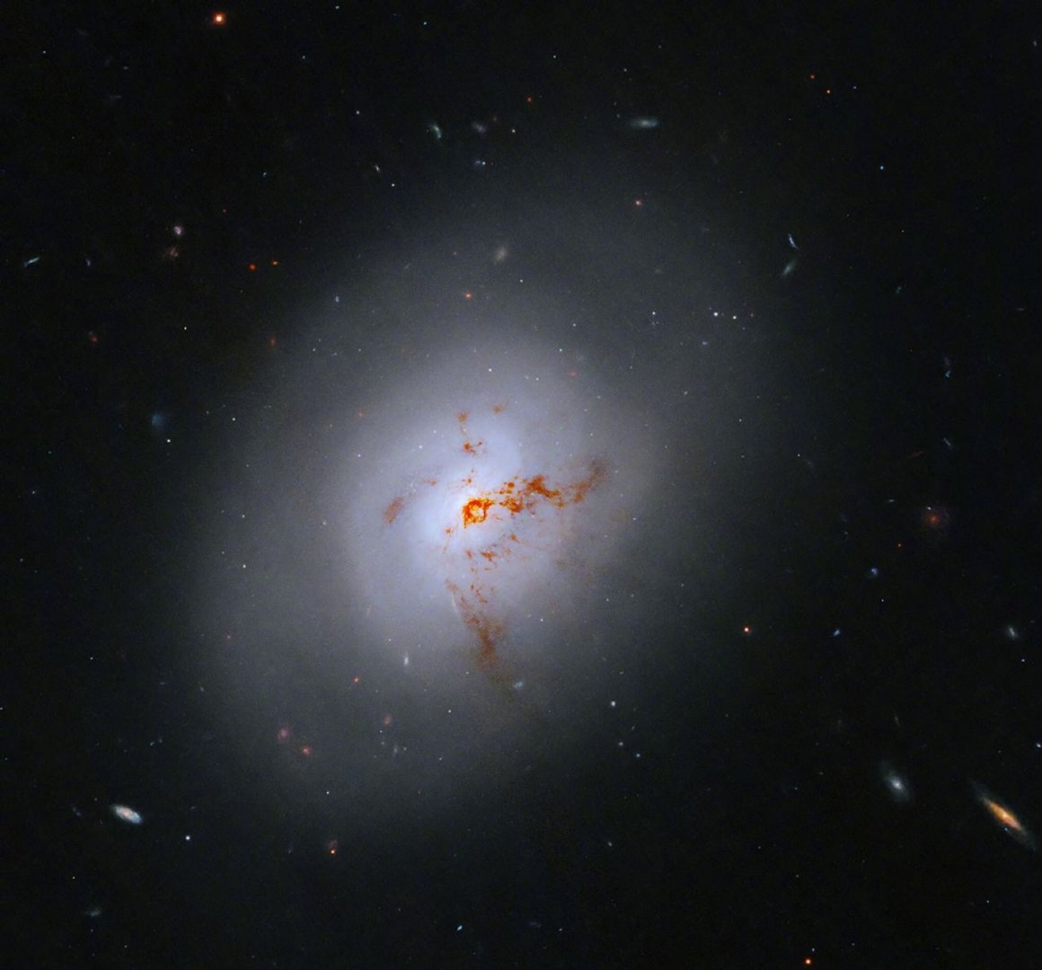 哈勃望远镜拍到了一个正在死去的星系。NGC1266，距地球1亿光年，位于波江座