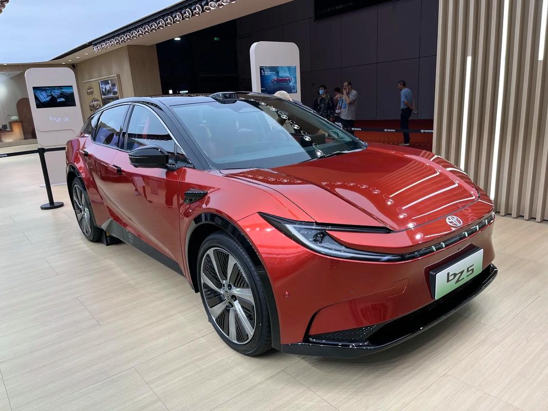 2025年，谁着急买车谁就会后悔！1、合资燃油车还得降。你看现在丰田的新车一辆
