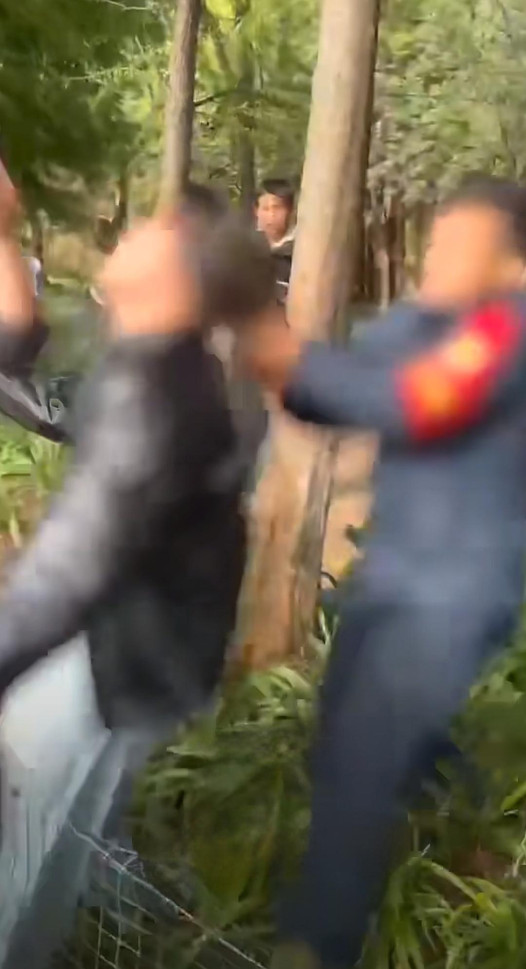 昆明海洪湿地公园冲突：保安围攻打野摄影师？规则与温度该如何平衡最近刷到条让