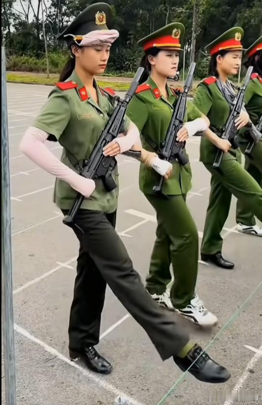 越南女兵排练正步，为9月2日国庆阅兵准备。评价为不如大学生军训整齐划一，你戴防晒