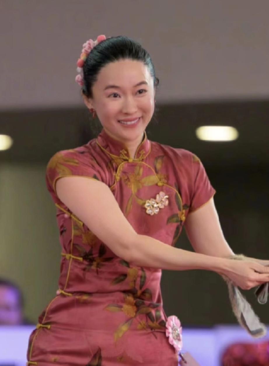 霍思燕这次出风头了，不过，最引人注目的不是她的红色旗袍，也不是手里牵的长毛