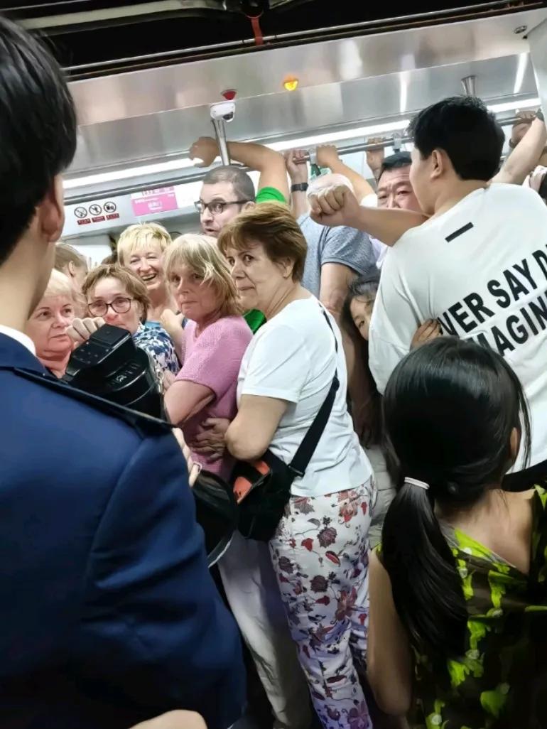 在洛阳挤地铁车门一开都是歪果仁，他们说nonono，挤不下了真的好想笑，有一种被