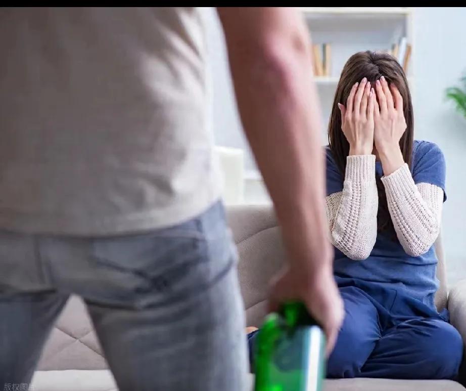 家暴酿惨案！1980年出生的孙某甲长期遭丈夫王某家暴与极端洁癖折磨，生活苦不堪