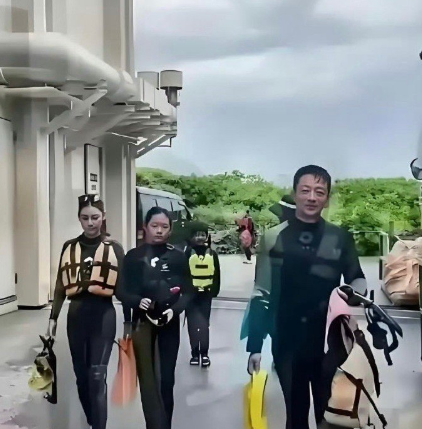 大S女儿小玥儿，终于把头发扎起来了，露出了清秀的脸庞，真的是小小S！​​​