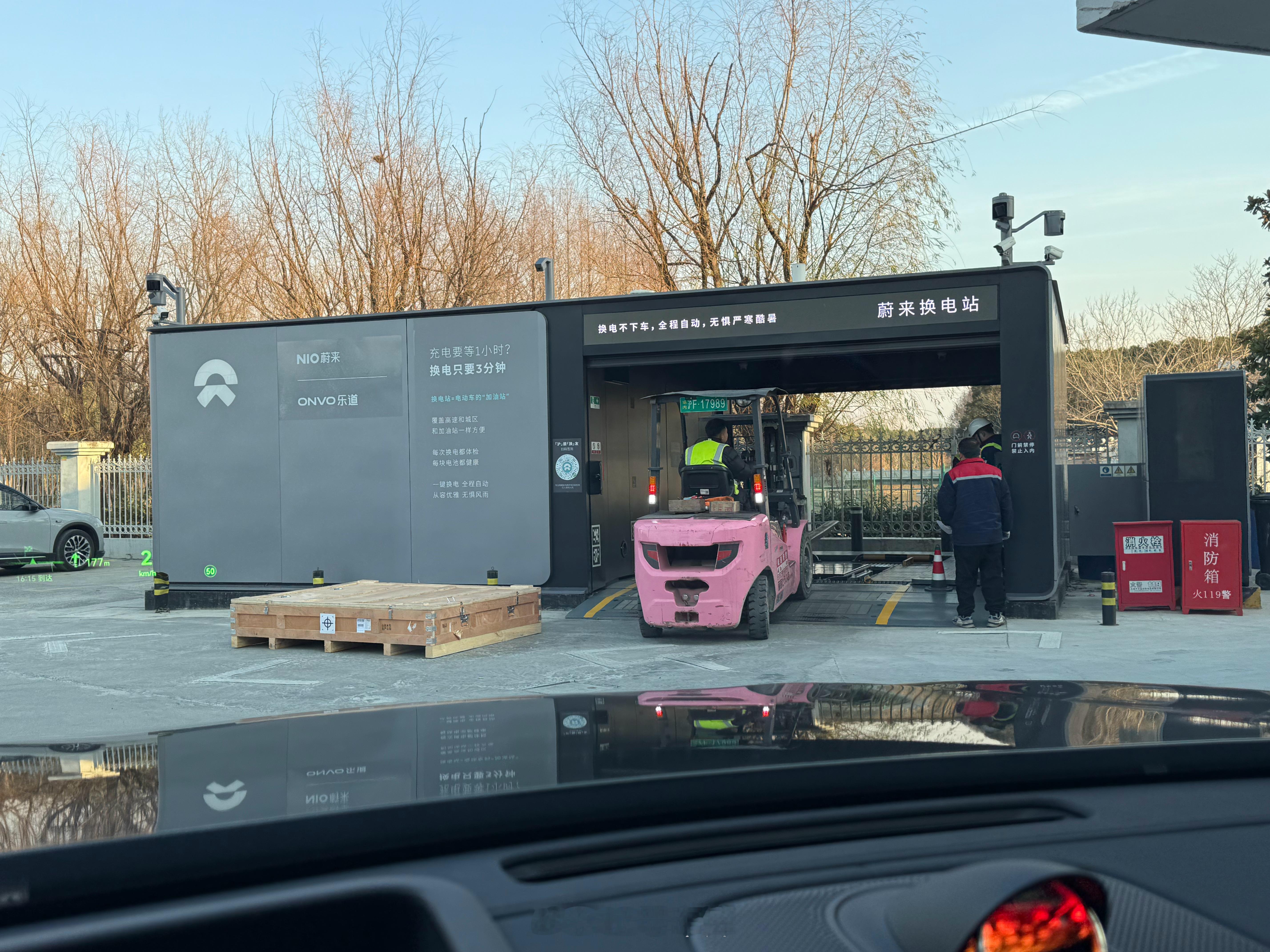 偶遇蔚来换电站在加电池，不过看了一下旁边卡车上，都是75度和85度的，没