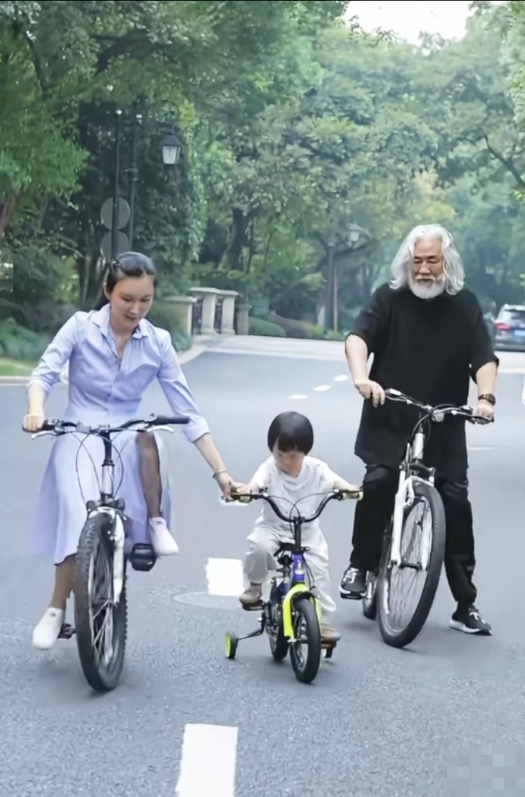 张纪中带老婆孩子骑车出行，低碳环保，一家三口和谐幸福！