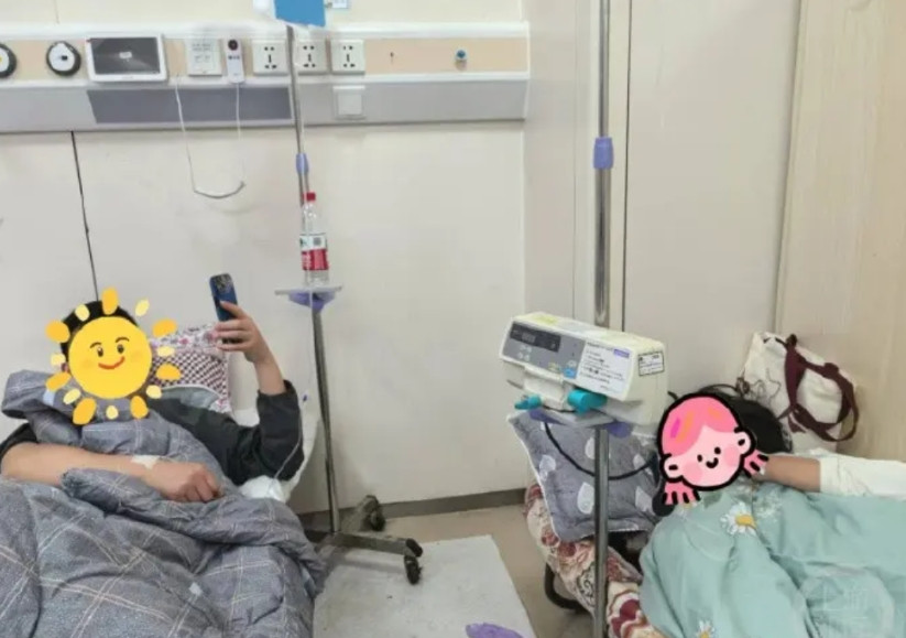 【昆明一对夫妻吃见手青中毒，在医院过“520”】近日，有IP地址为昆明的网友