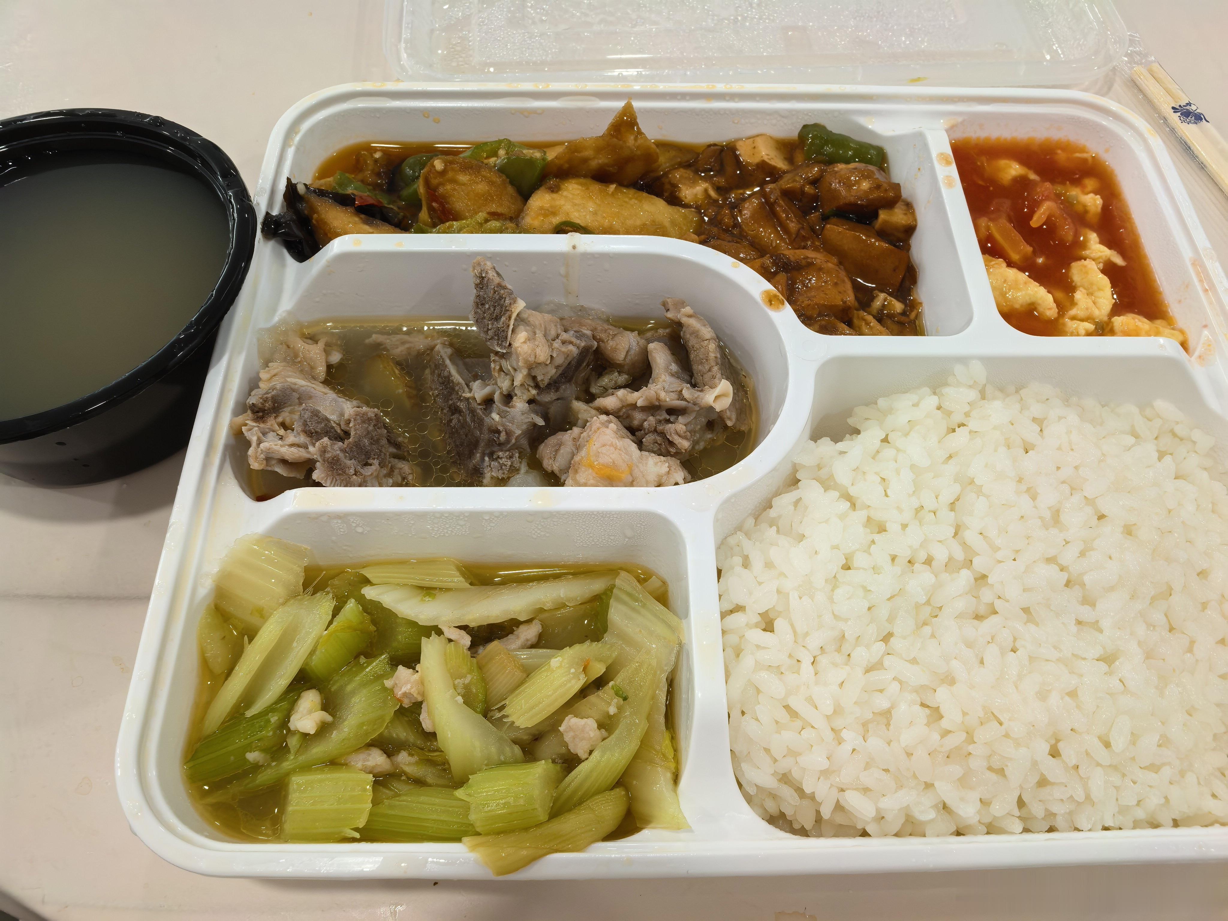 来给车保养，顺便蹭个迪子的午饭这家店不需要餐券，我看准备了十来份，但总共五个客户