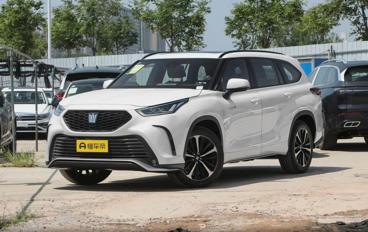 最近不少朋友私信问我：“现在二手皇冠陆放跌到20万左右了，值不值得入手？”说实话