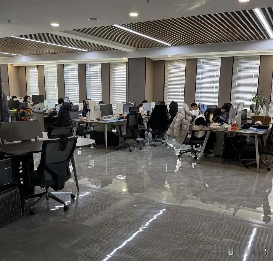 最近有不少人吐槽公司的加班制度不合理：公司6点下班，但是计加班时长要从7:30才