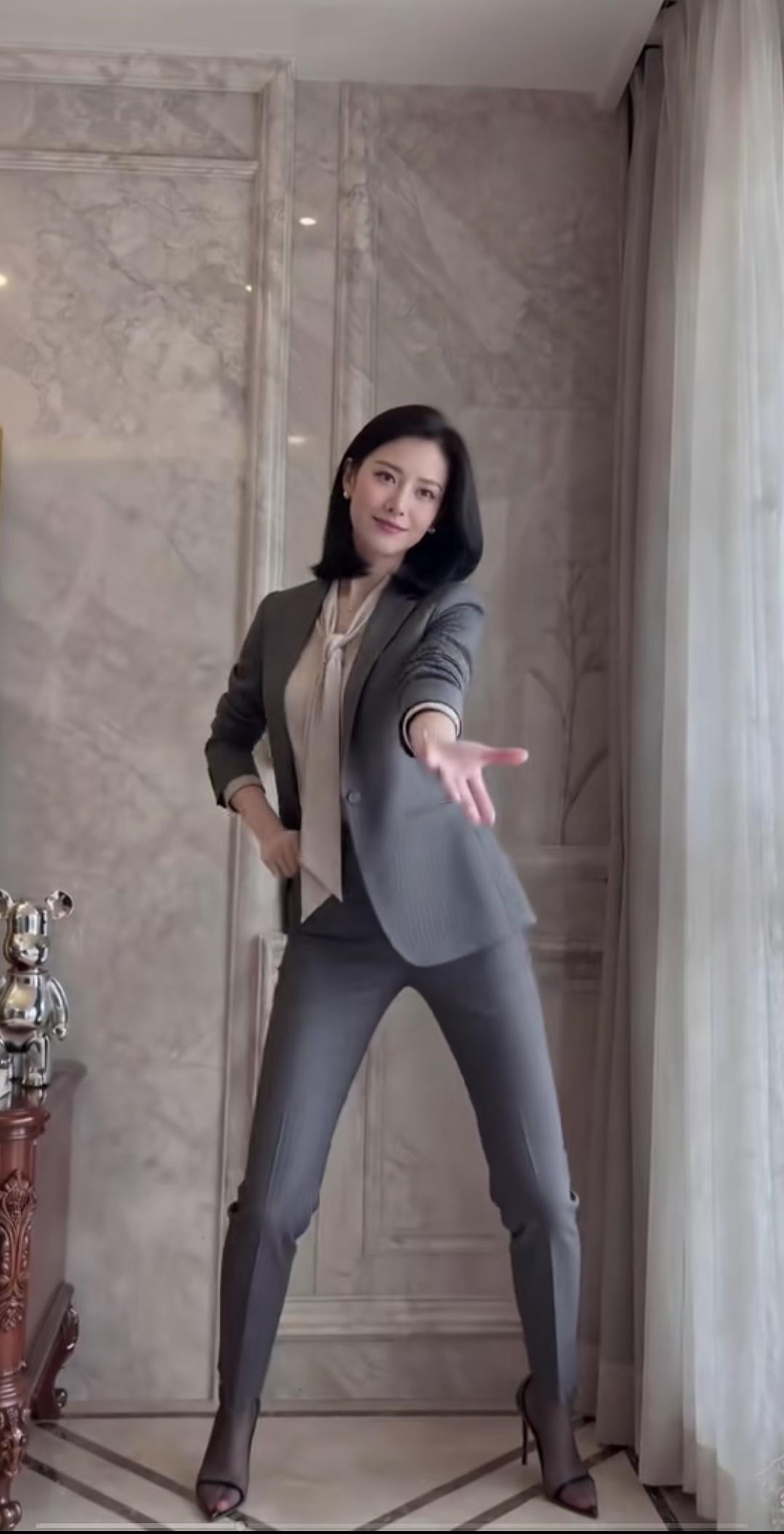 这鞋子就是为她的脚订制的。