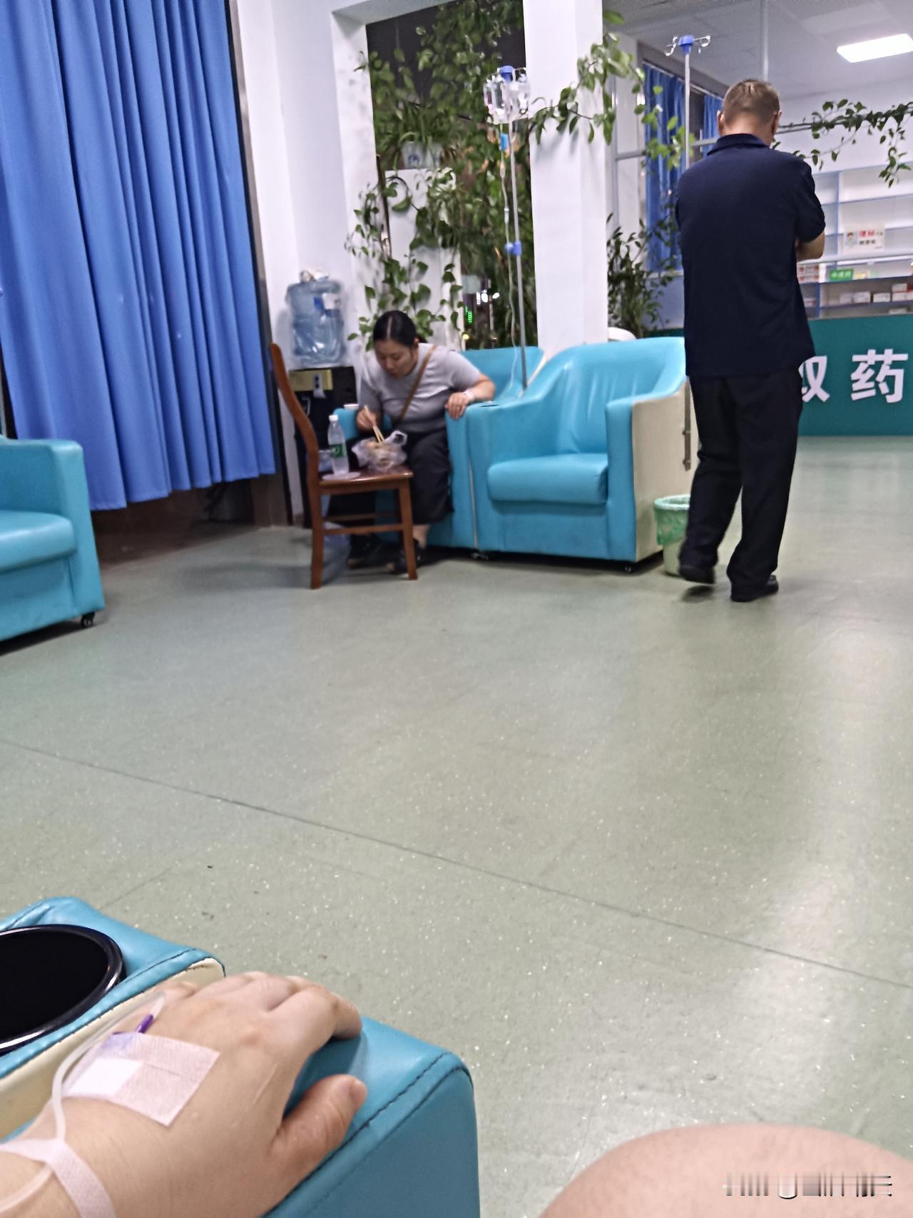 这位公公真好！儿媳妇不舒服下班后来输液医生刚给这个女士扎完针随后就进来一位