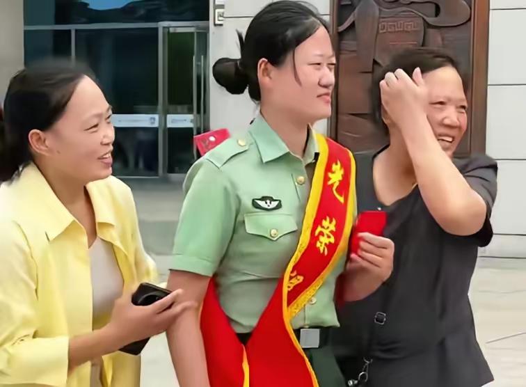 全网刷屏！山东兵妈妈接退伍儿子，转头就当场“截胡”退伍女兵：最快速度给儿子安排缘