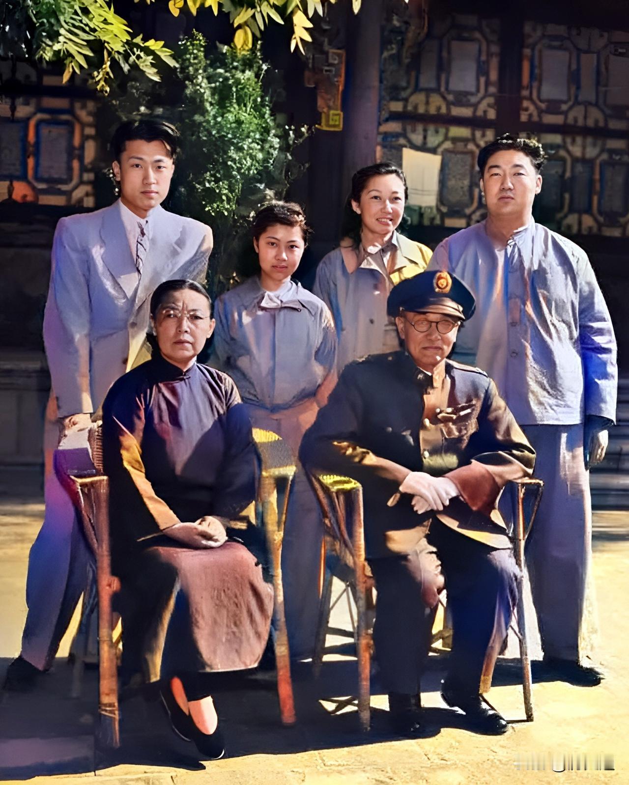 1947年，阎锡山夫妇与孩子们在一起。阎锡山长子阎志恭幼时体弱多病，信奉佛教的阎