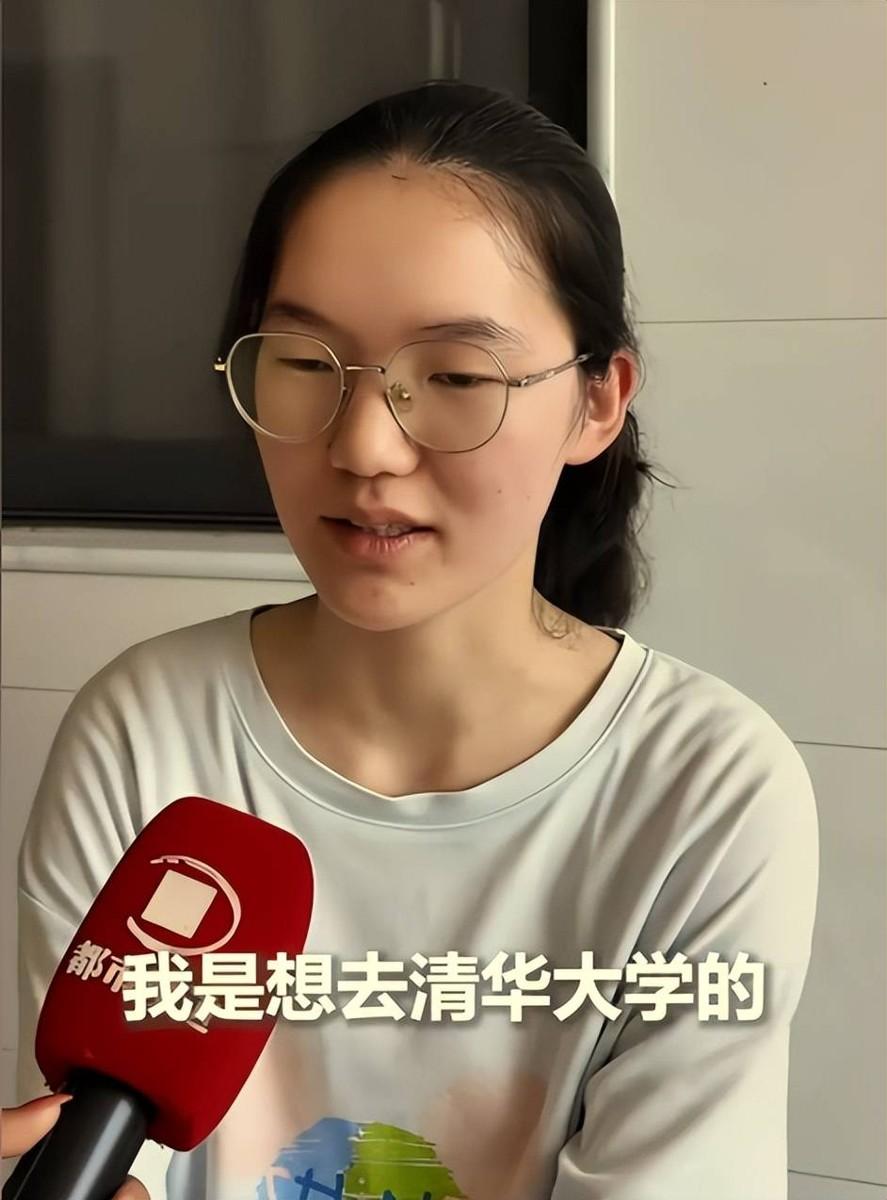 敲定了！高考699分的韩雅平，清北招生组在她家蹲了好几天，结果这姑娘放着军校的铁