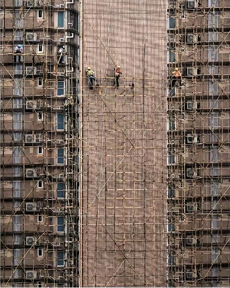 香港大火的起火原因不重要！真的不重要！为什么说追究这个不重要？看看这密密麻麻的竹