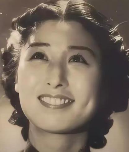 1940年深夜，民国大美女郑苹如，被秘密押到小树林执行枪决。特务垂涎她的美色，犹