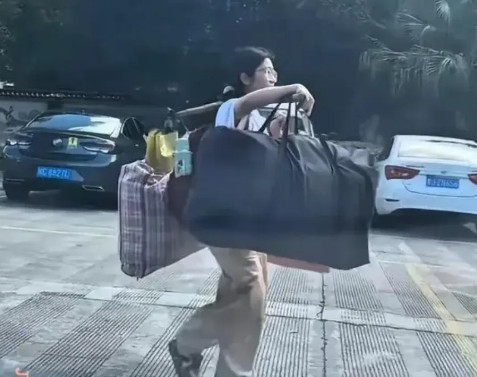 “扁担女孩”社交平台账号被封禁，处以10天行政拘留，“扁担女孩”塌房了？“扁担