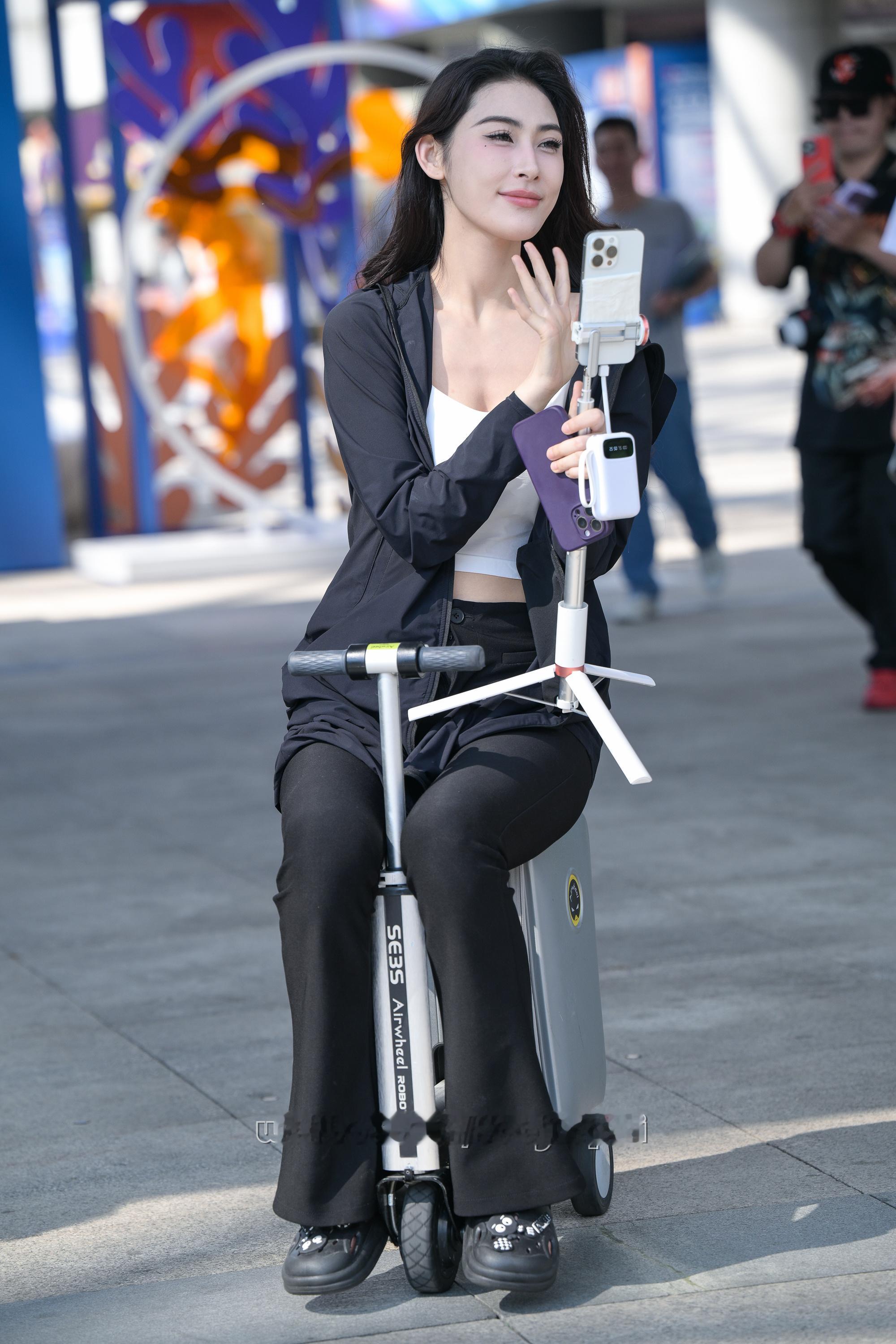 黑白搭配简约气质美~~