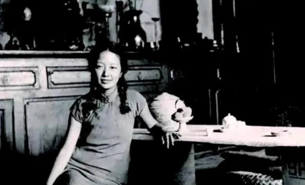1934年，才女苏青大婚新婚之夜，撞见丈夫和表嫂举止暧昧亲热，她装作毫不在意，婚