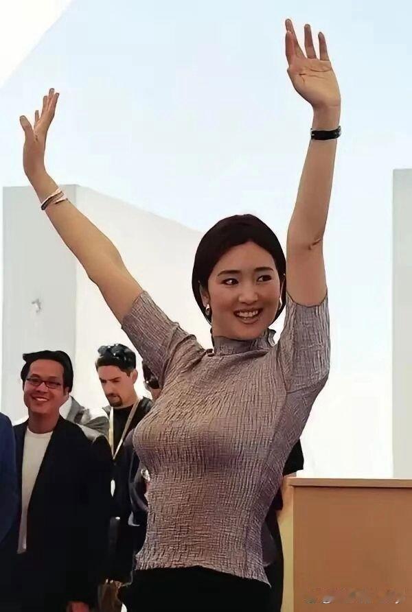 早年的巩俐气质浑然天成，自带大气明艳的氛围感，风情韵味十足，极致东方美感一眼沦陷