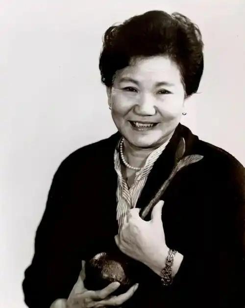 2000年的一天，赵丽蓉穿好寿衣，立好遗嘱。在她人生的最后时刻，她说出的一句话让