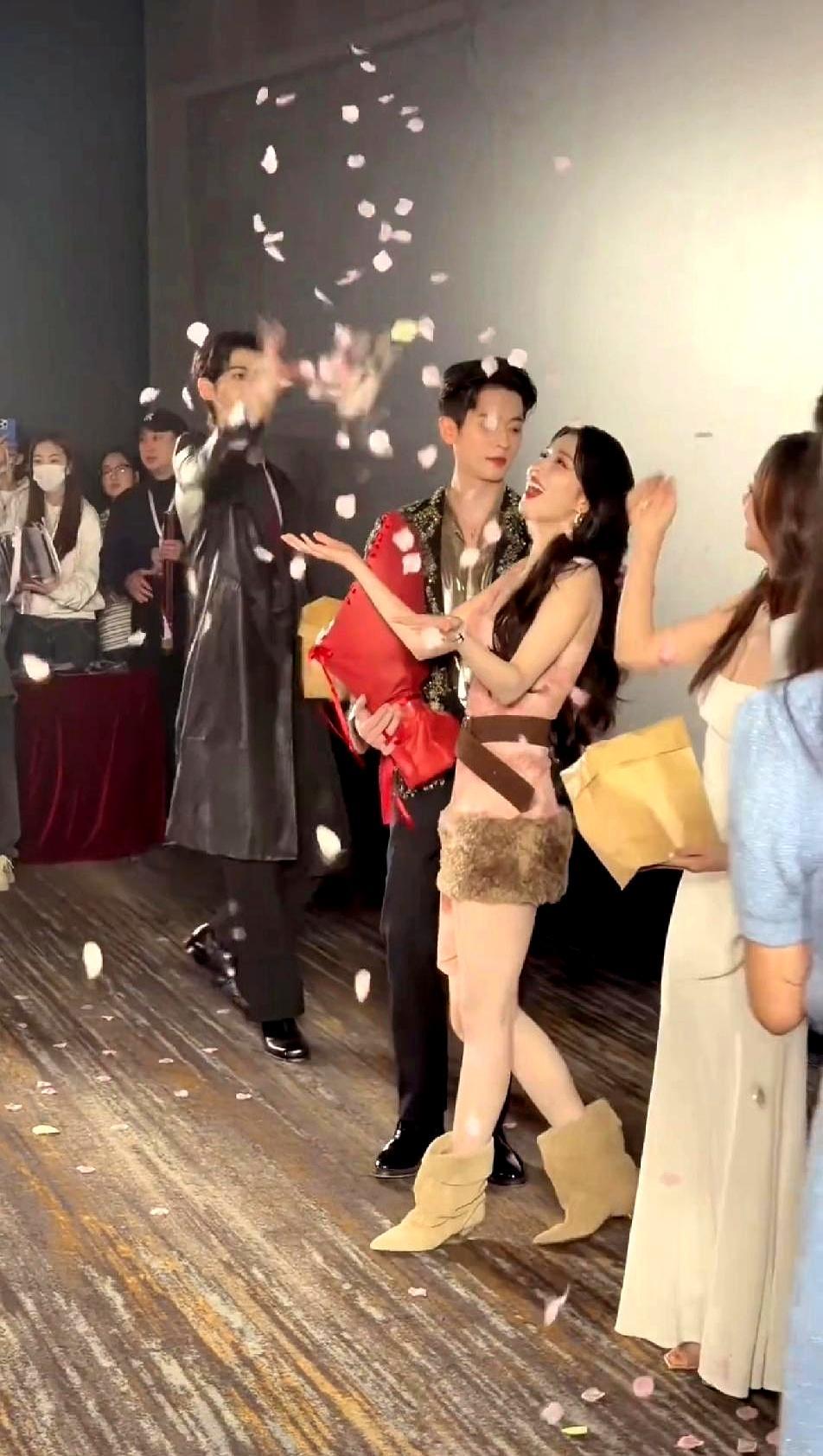 王楚然接花瓣笑到眯眼，丞磊盯着她头发连喊三次停。你看成何体统里那场花瓣雨戏