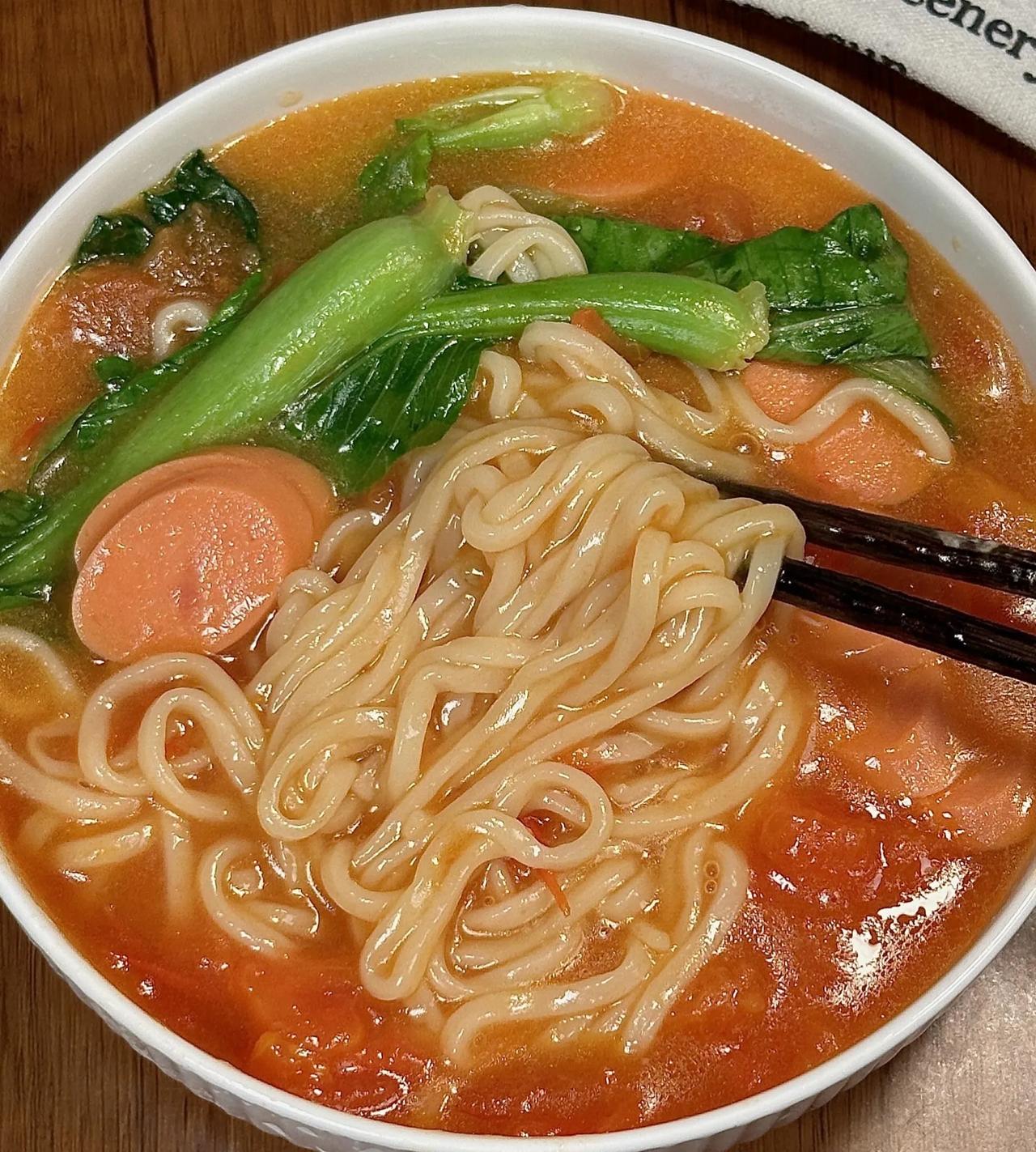 煮面条你是冷水下锅还是热水下锅？一直以来我都是热水下锅煮面条，今天，心血来潮，