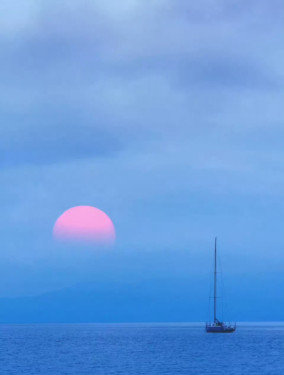 云南·抚仙湖，万顷琉璃万顷蓝，一湖纯净深蓝，一直流淌心间；来过，便再也无法忘记！