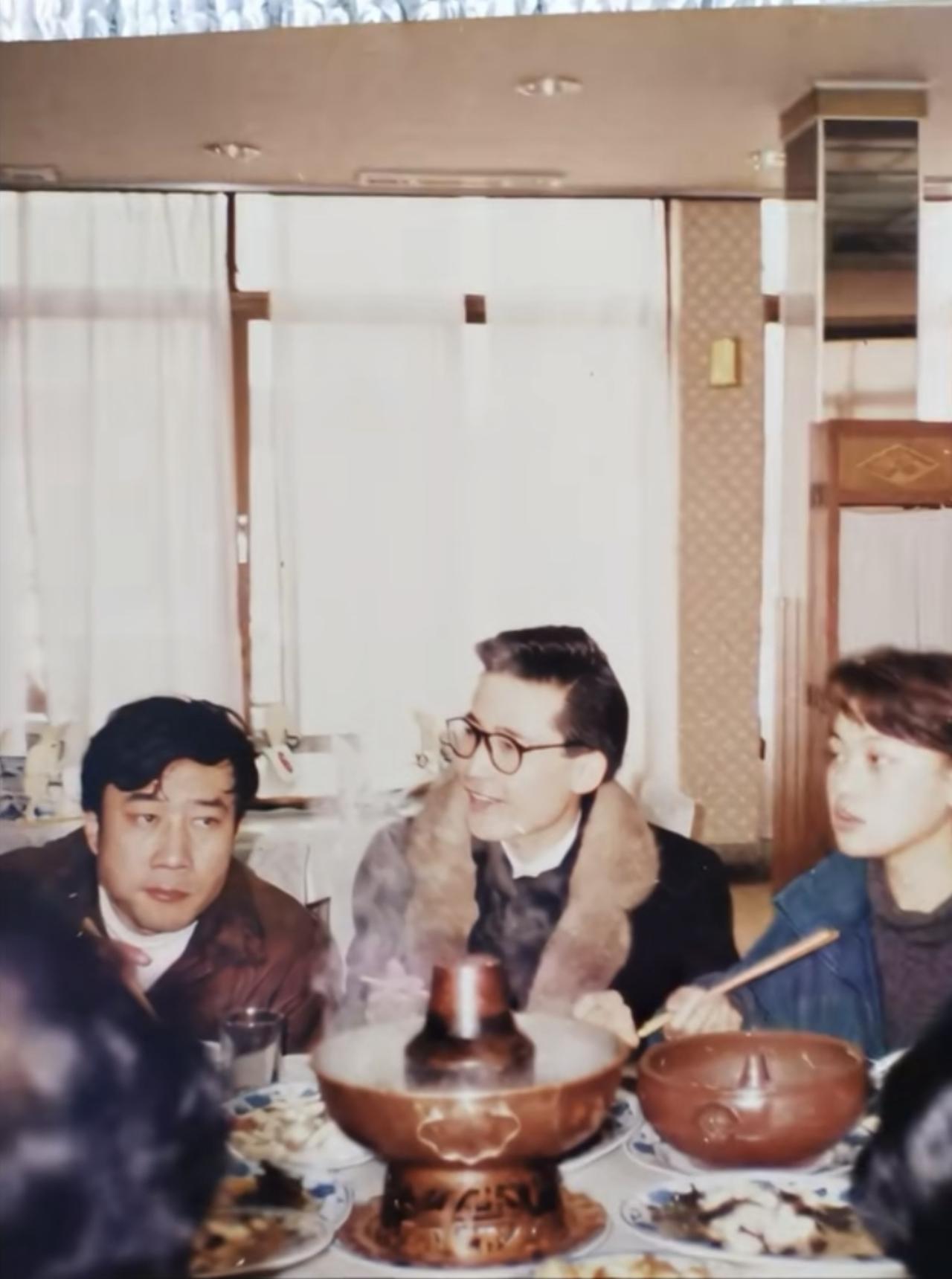 1991年的老照片，金口哨李友清演出结束后，与李雪健、史可等人一起吃宵夜的画面。
