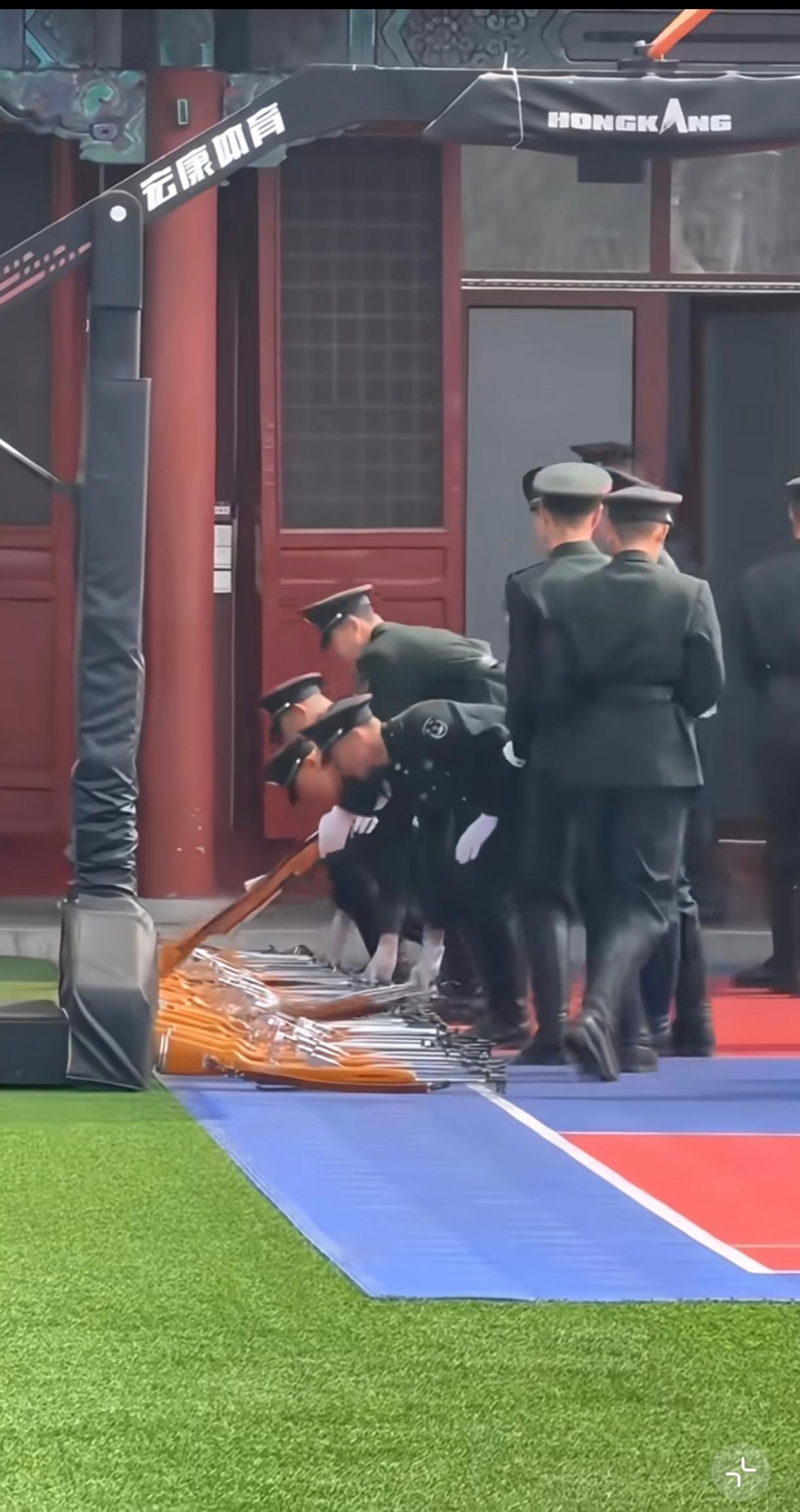 这种礼宾枪一般都没有击发装置吧？像五六半，礼宾枪是专人专用还是每次任务随机领？应