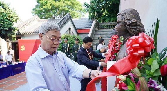 1959年1月15日,向秀丽逝世后，她的儿子崔定邦年仅一岁半。而向秀丽最放心不下