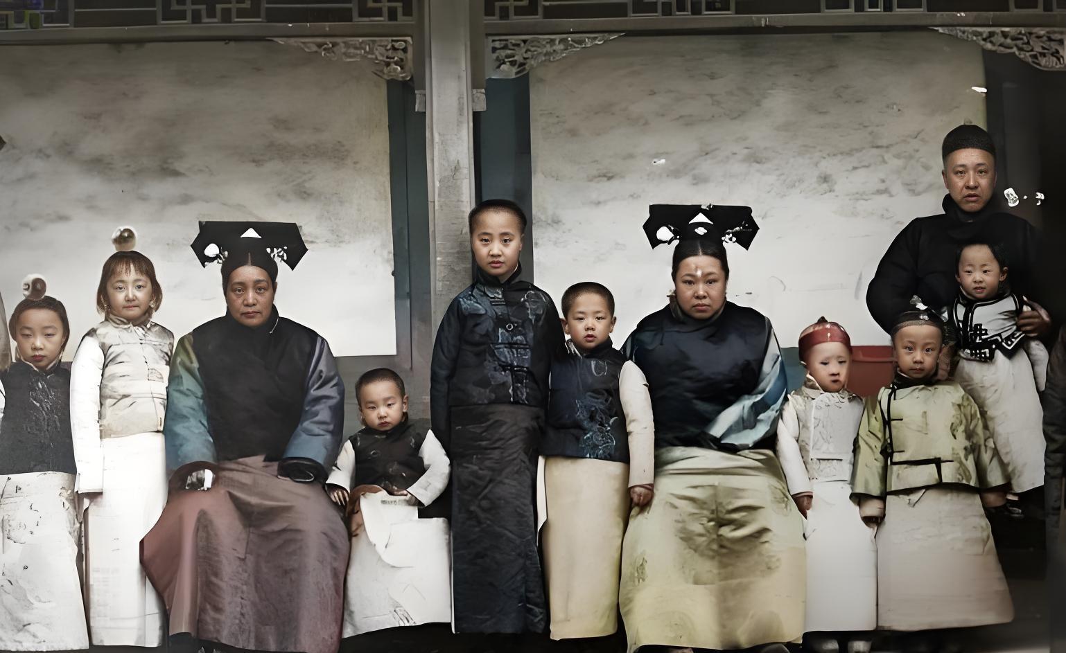 这张照片拍于1914年北京醇亲王府，是溥仪他们家的家族合影。1914年的