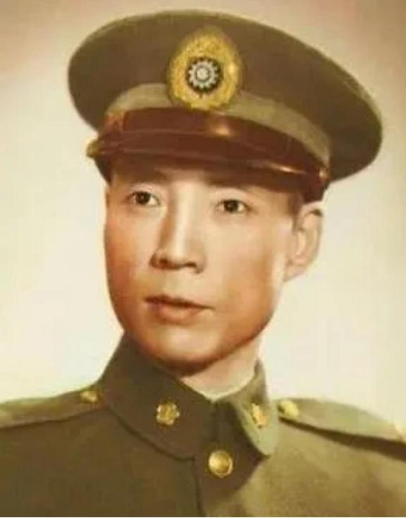 1947年，杜月笙包场大戏院，淞沪警备司令宣铁吾带着姨太太入场时，杜门子弟无人理