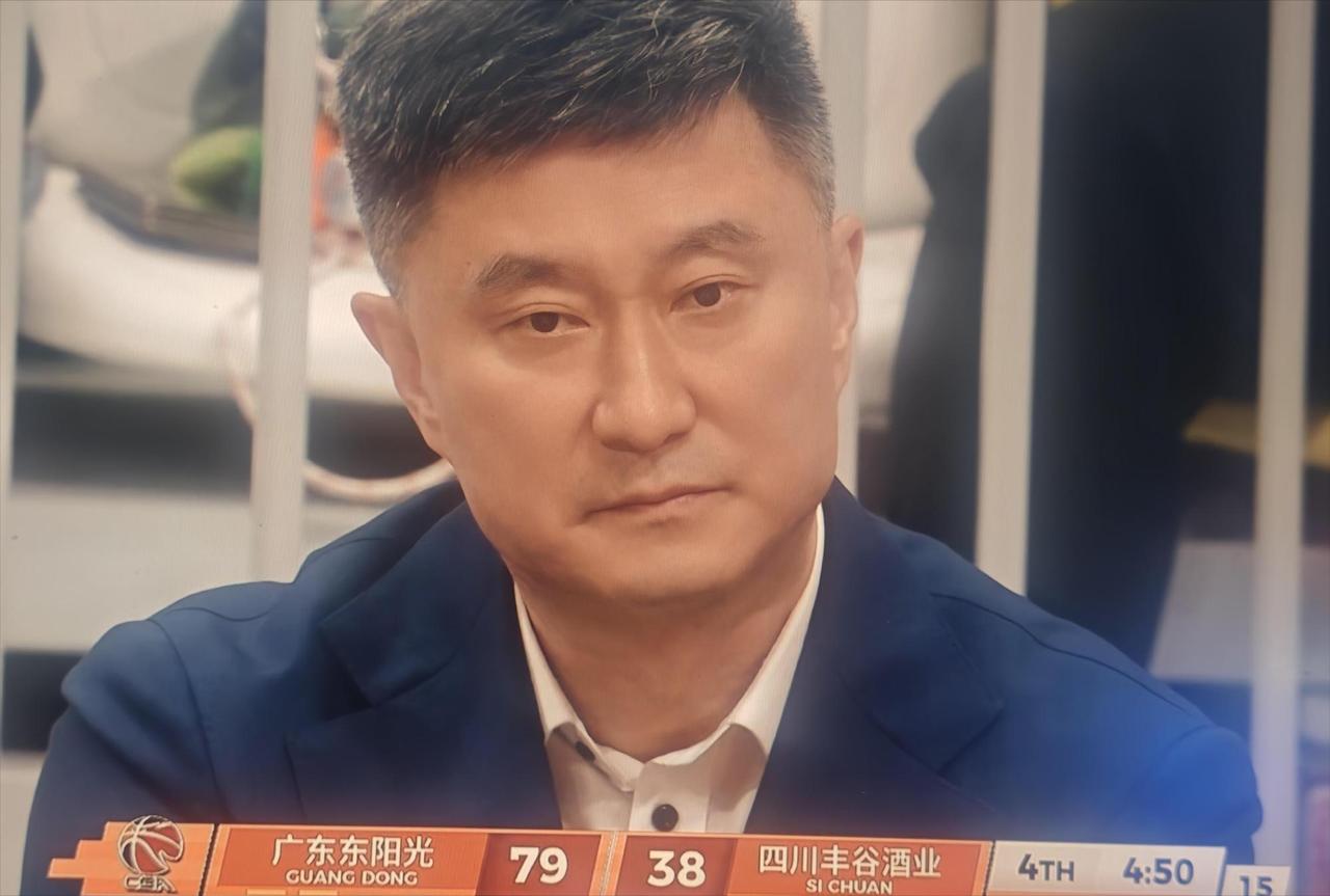 广东大胜四川38分，杜锋却开心不起来，心情郁闷好像是球队输了30分一样。上半场