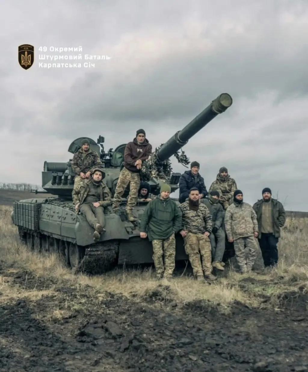 乌军第49突击营亮出来的T-80U坦克看着崭崭新，这应该不是乌军在2022年缴获