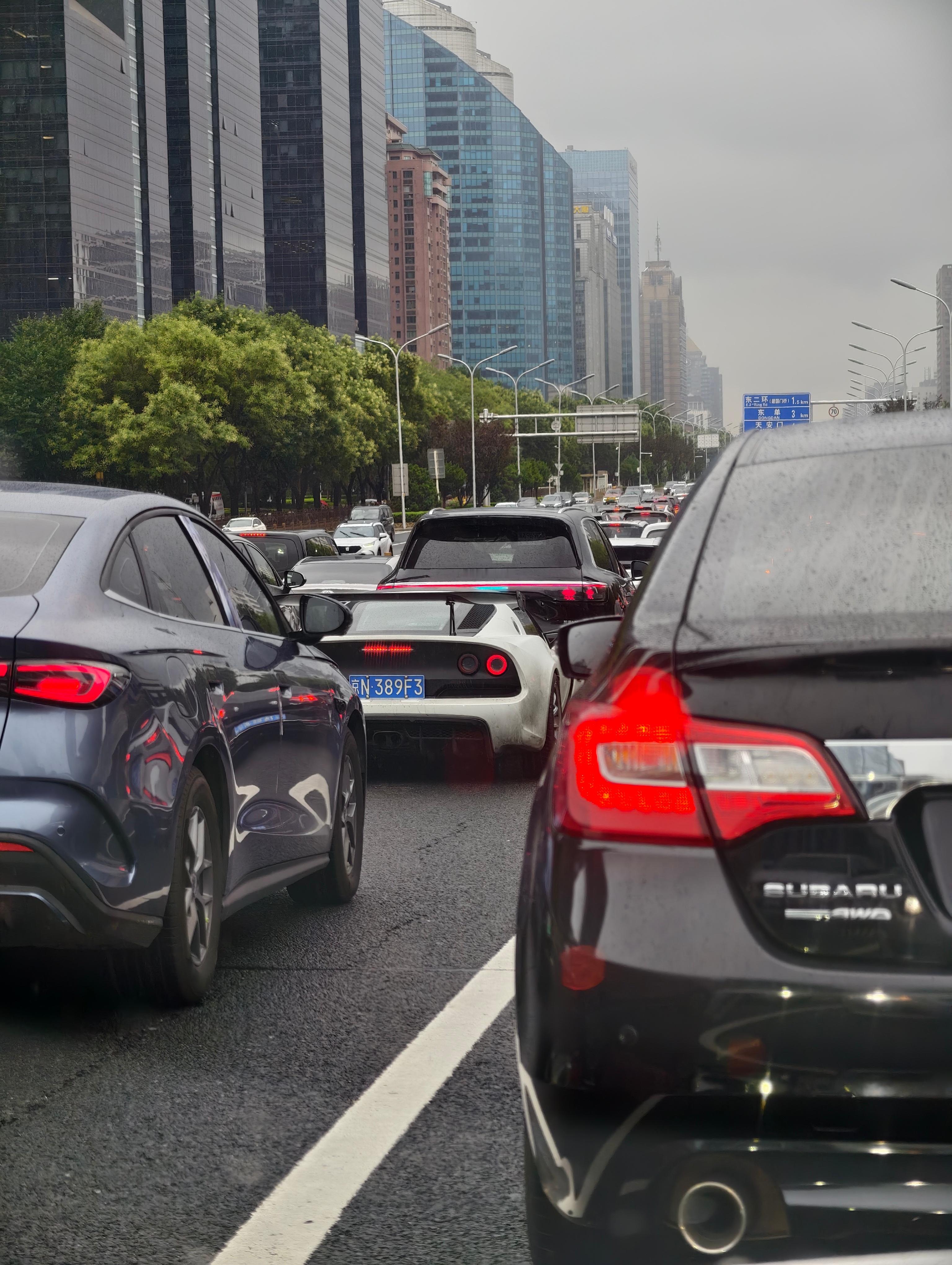 下雨的北京，不会放过任何一个耍帅的人[笑着哭]​​​