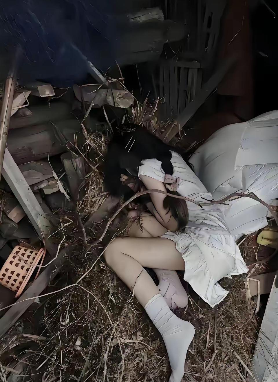 在荒芜的角落，白色裙裾与枯草相拥，像被世界遗忘的童话碎片，唯有发丝间的银饰还在无